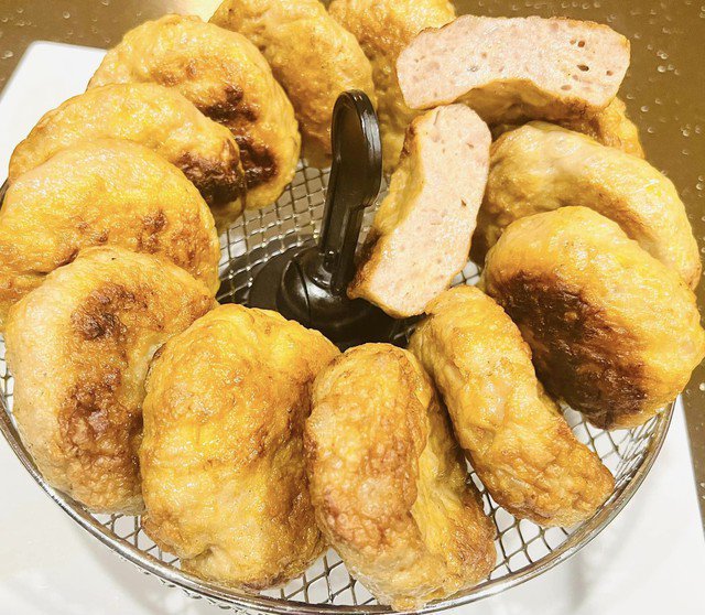 Phần chả nướng chín sẽ có màu vàng đẹp mắt