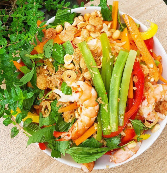 Món ăn gỏi rau tiến vua có thể ăn cùng cơm, ăn kèm bánh phồng tôm rất ngon.