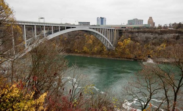 Cầu Rainbow buộc phải đóng cửa một ngày.