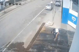 Video: Lúi húi đứng buộc dây giày, người đàn ông gặp tai nạn bất ngờ