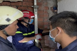 Tin tức trong ngày - Giây phút chạy đua với thời gian để cứu thanh niên mắc kẹt giữa 2 bức tường