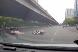 Tin tức trong ngày - Clip: Phóng xe chạy "mất kiểm soát", tài xế xe Wave gây họa cho nữ tài xế xe Vision và bé gái