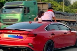 Tin tức trong ngày - Đồng Nai: Tài xế để trẻ em chui qua cửa sổ trời, ngồi trên nóc ô tô
