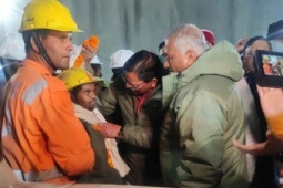 Cứu được 41 công nhân Ấn Độ mắc kẹt 17 ngày trong đường hầm