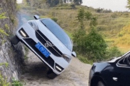 Tin tức ô tô - Clip: Ngả mũ trước pha tránh xe của tài xế ôtô như thế này