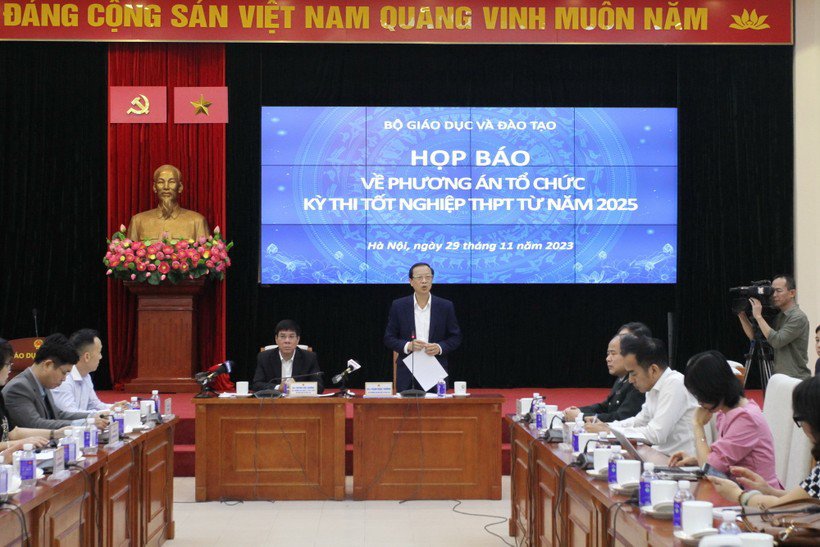 Thứ trưởng Bộ GD&amp;ĐT Phạm Ngọc Thưởng chủ trì buổi họp báo.