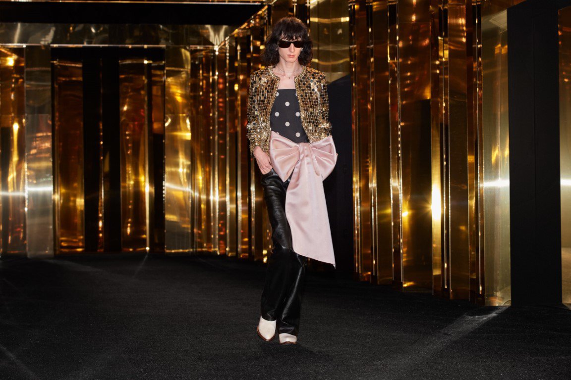 Celine gây choáng với bộ sưu tập quần áo nam mùa hè 2024 - 1