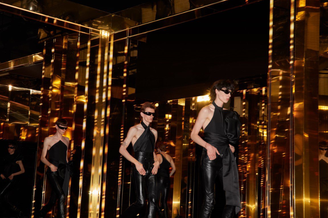 Celine gây choáng với bộ sưu tập quần áo nam mùa hè 2024 - 18