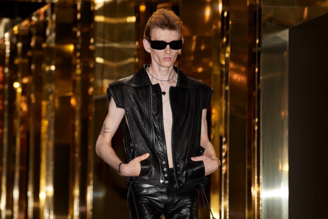 Celine gây choáng với bộ sưu tập quần áo nam mùa hè 2024 - 9