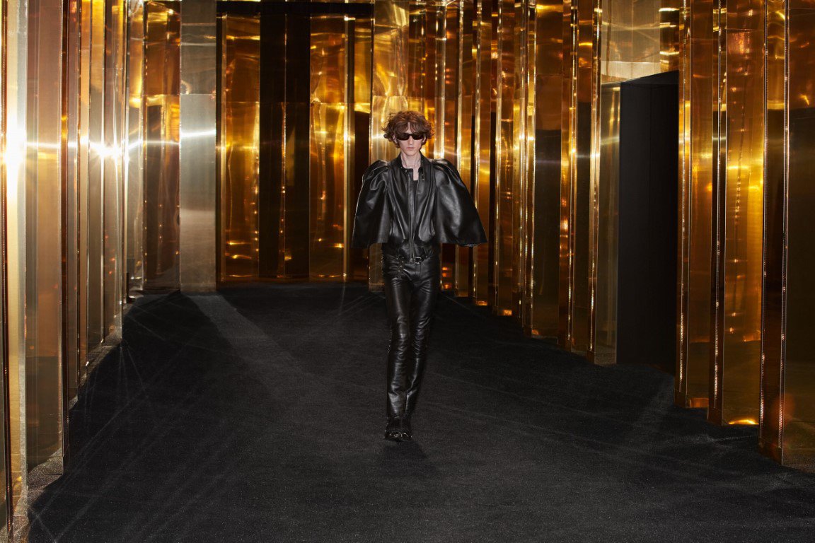 Celine gây choáng với bộ sưu tập quần áo nam mùa hè 2024 - 8