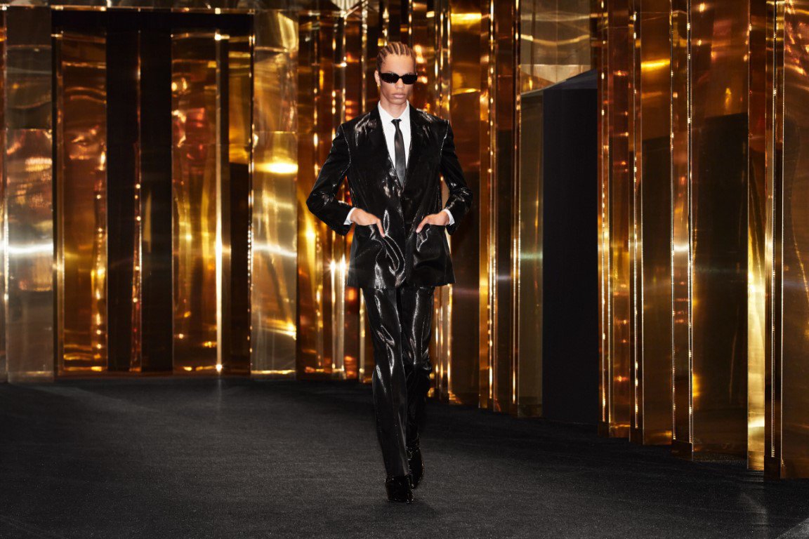 Celine gây choáng với bộ sưu tập quần áo nam mùa hè 2024 - 6