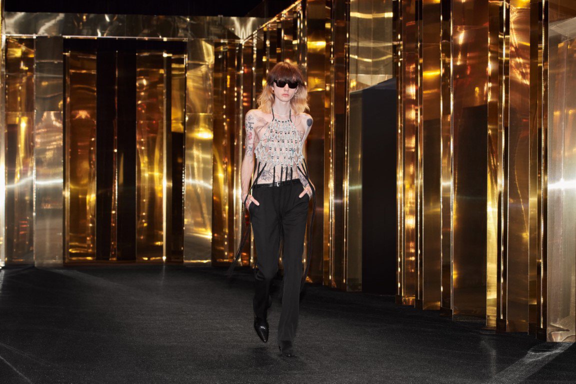 Celine gây choáng với bộ sưu tập quần áo nam mùa hè 2024 - 4