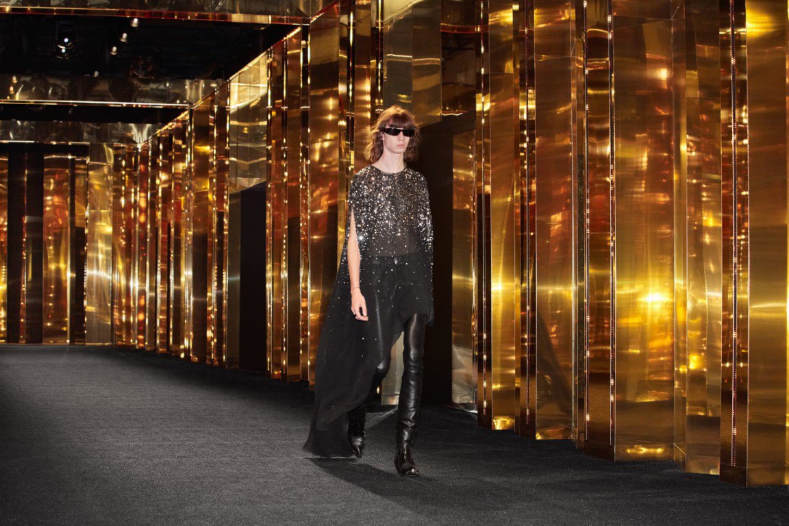 Celine gây choáng với bộ sưu tập quần áo nam mùa hè 2024 - 2