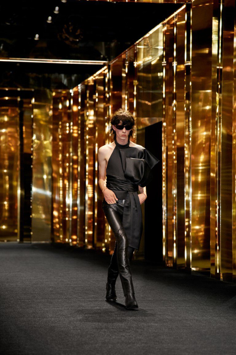 Celine gây choáng với bộ sưu tập quần áo nam mùa hè 2024 - 17