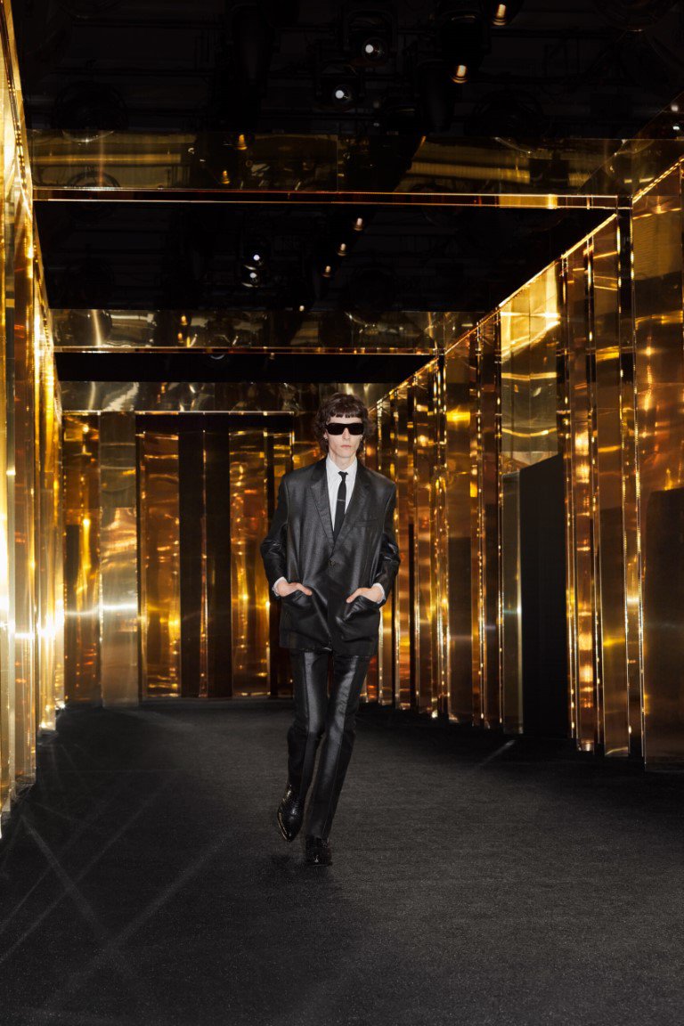 Celine gây choáng với bộ sưu tập quần áo nam mùa hè 2024 - 16