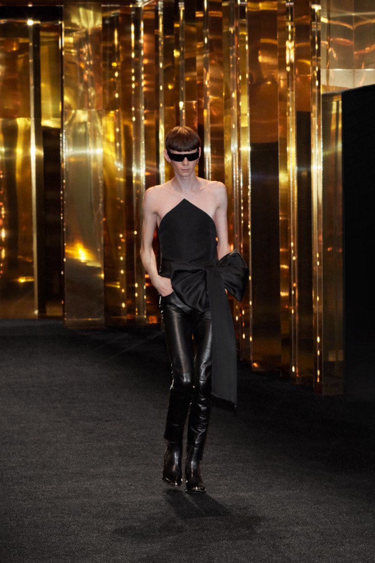 Celine gây choáng với bộ sưu tập quần áo nam mùa hè 2024 - 14