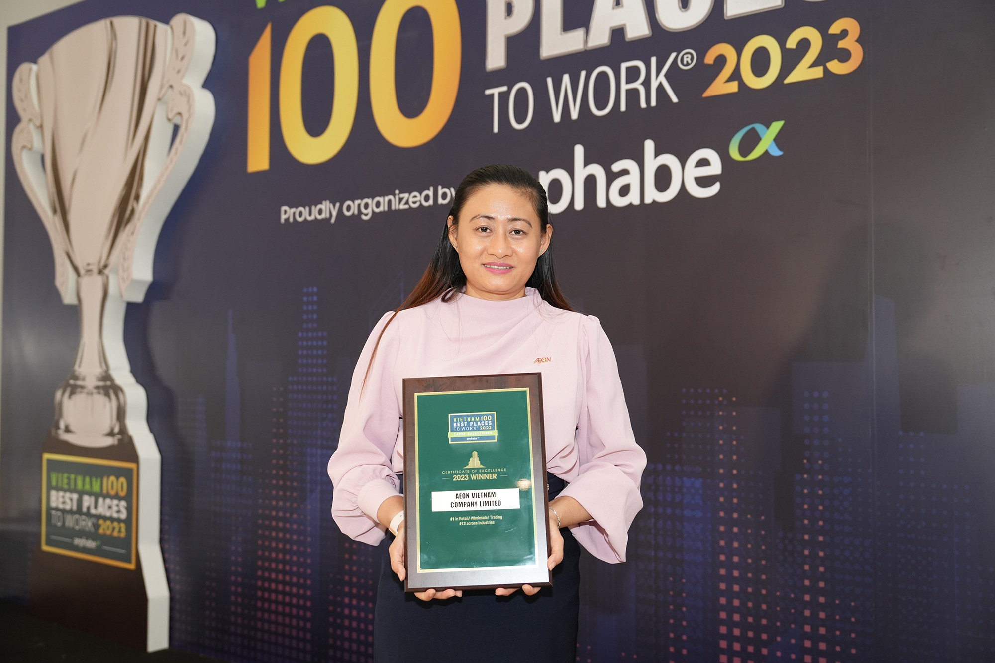 Bà Trần Thị Tuyết Trinh, Trưởng phòng nhân sự AEON Việt Nam tại buổi trao giải “Nơi làm việc tốt nhất Việt Nam 2023” do Anphabe tổ chức