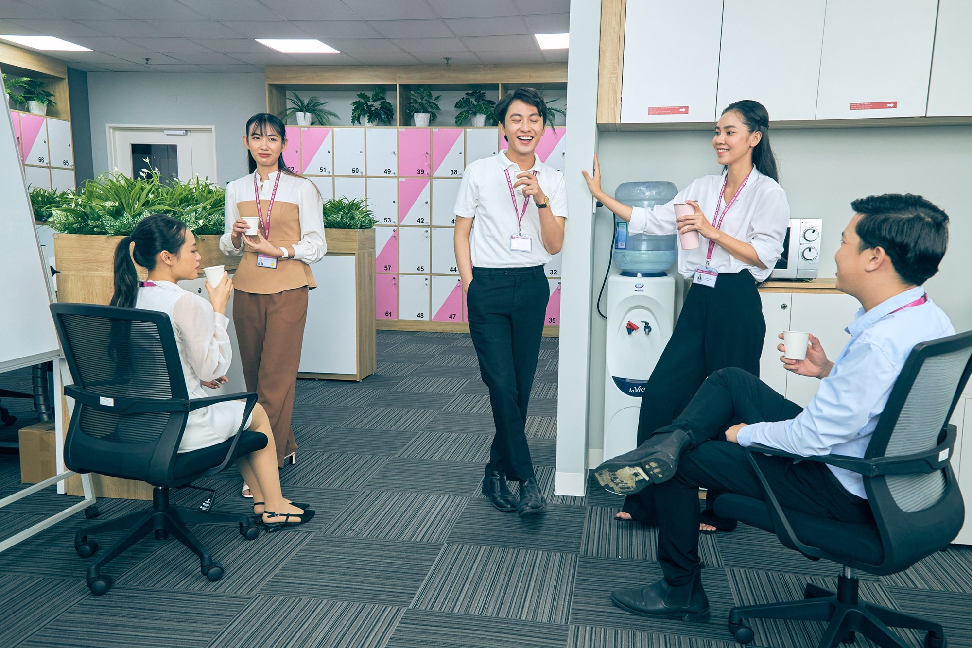 Nhân viên luôn được làm việc trong môi trường văn minh, chuyên nghiệp và có nhiều cơ hội học hỏi