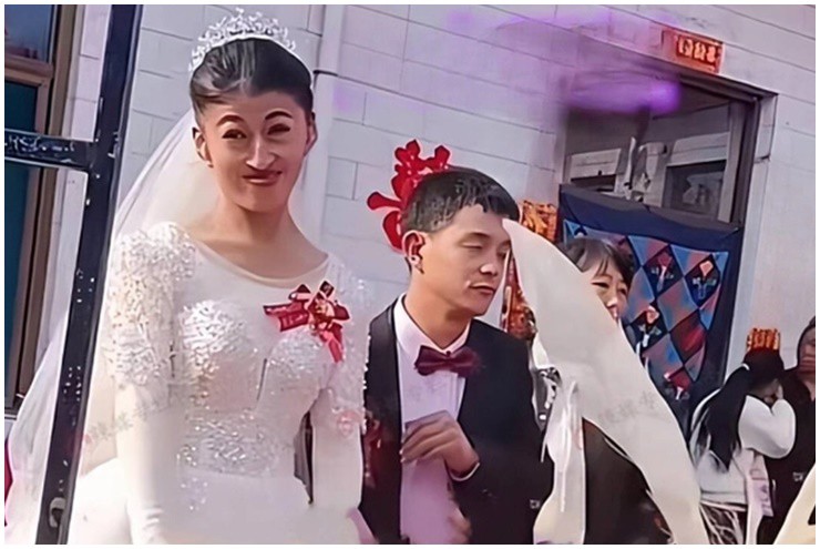 Cô dâu Hà Phương có diện mạo khác biệt, thu hút sự chú ý trong đám cưới.