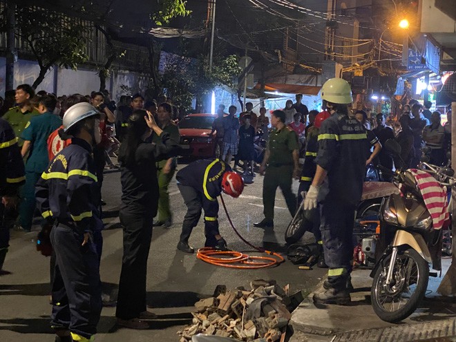 Cảnh sát trắng đêm tìm phương án giải cứu nạn nhân bị mắc kẹt giữa 2 bức tường