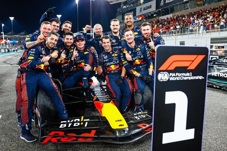 Verstappen kết thúc mùa giải với 1003 vòng dẫn đầu