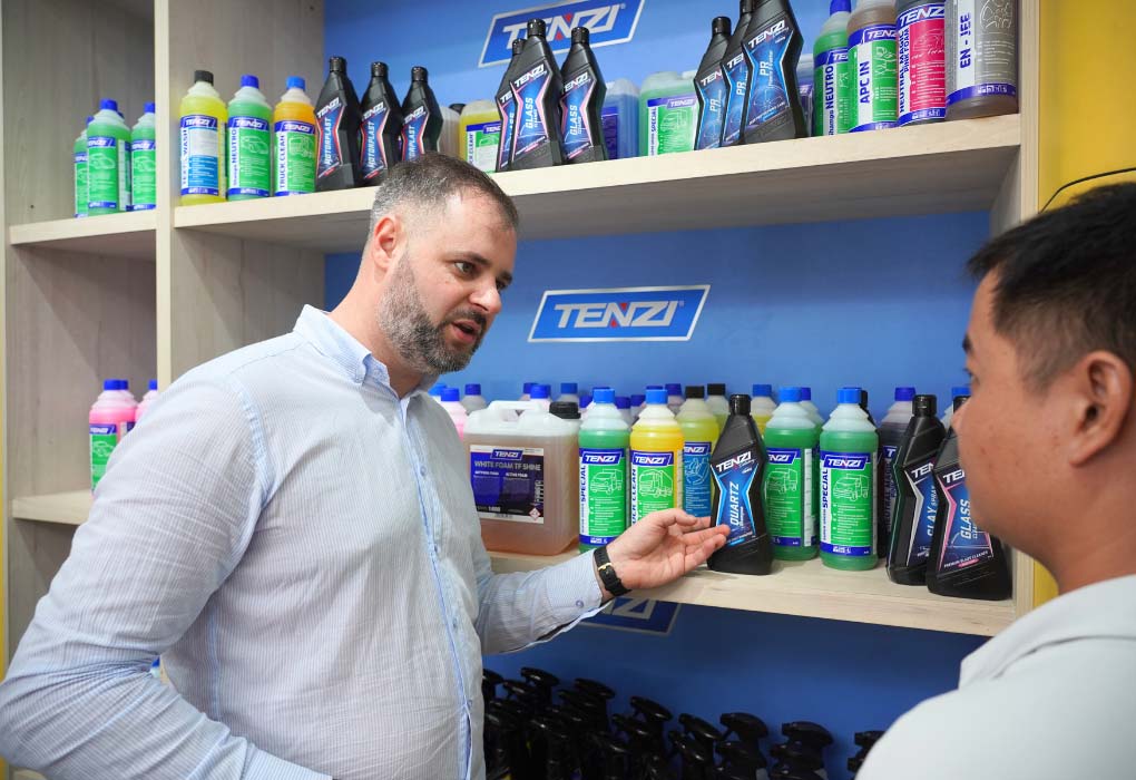 Ông Pawet giới thiệu sản phẩm chăm sóc xe Tenzi