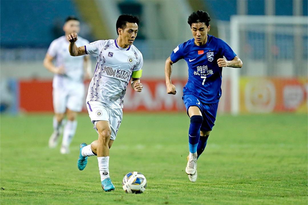 Hà Nội FC (áo trắng) đã đánh bại Wuhan Three Towns ở lượt trận thứ 4. (Ảnh: Minh Hoang/Getty)