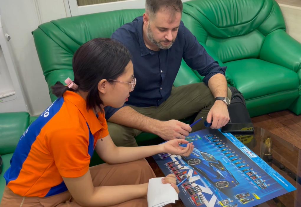 Ông Pawet thảo luận cùng đội ngũ nhân viên Tahico