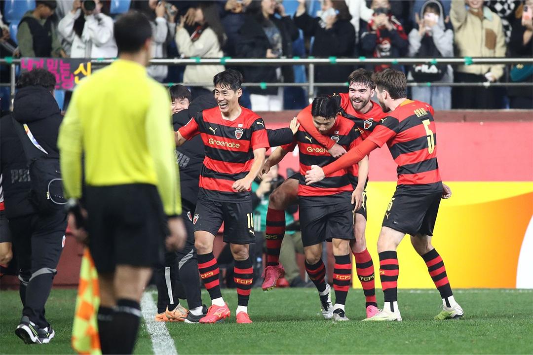 Pohang Steelers đã vượt qua vòng bảng AFC Champions League 2023/24 sớm 2 lượt trận. (Ảnh: Chung Sung-Jun/Getty)