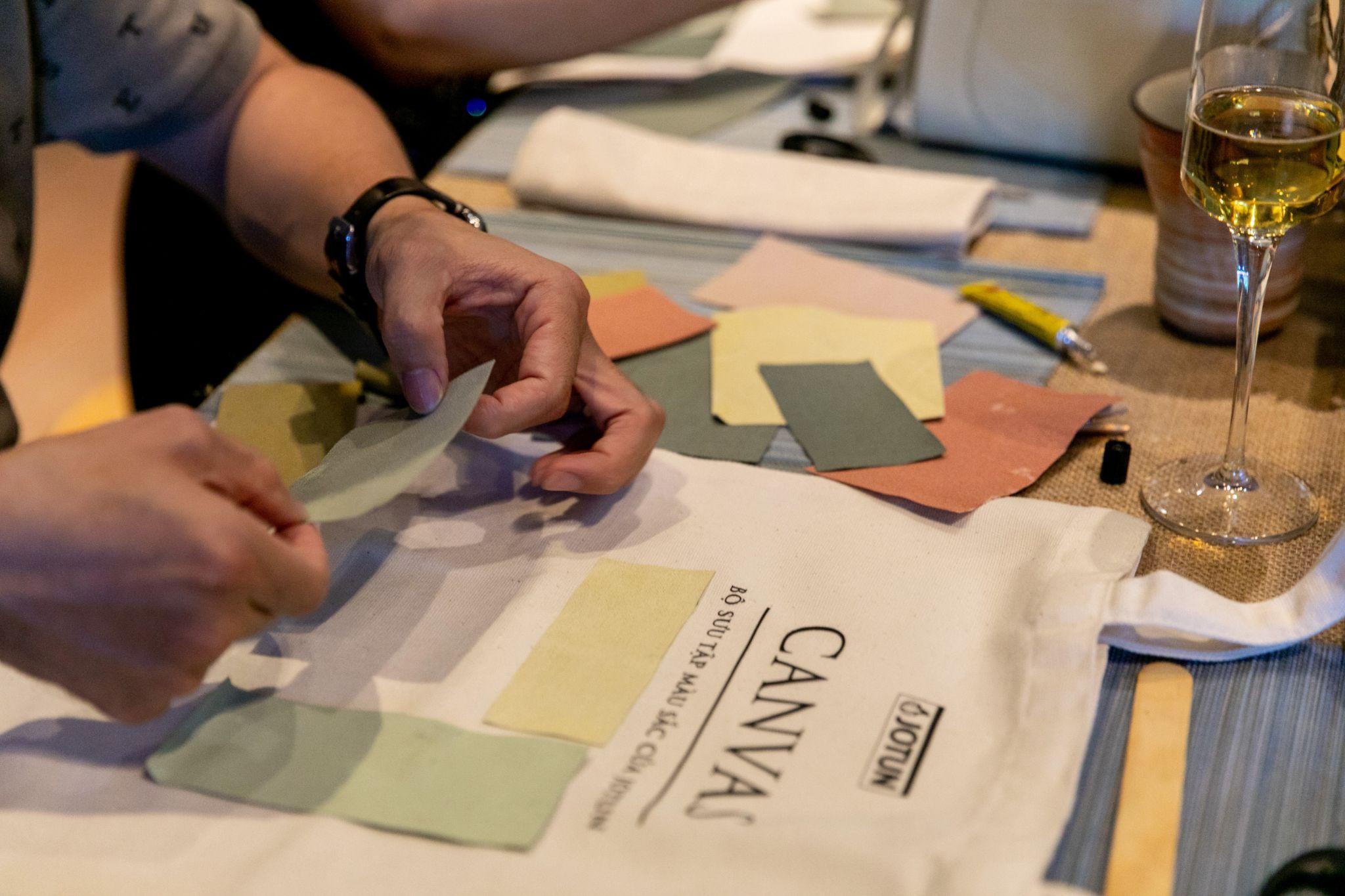 Khách mời trang trí túi tote bằng những mảnh vải canvas tại workshop của Jotun