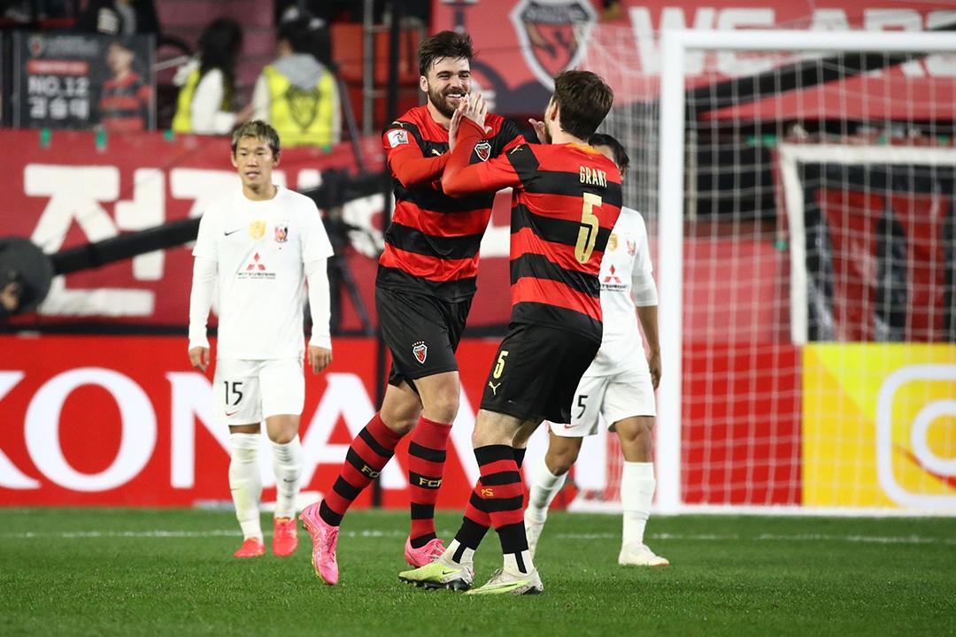 Hàng công của Pohang Steelers (áo sọc đỏ-đen) có phong độ cao. (Ảnh: Chung Sung-Jun/Getty)