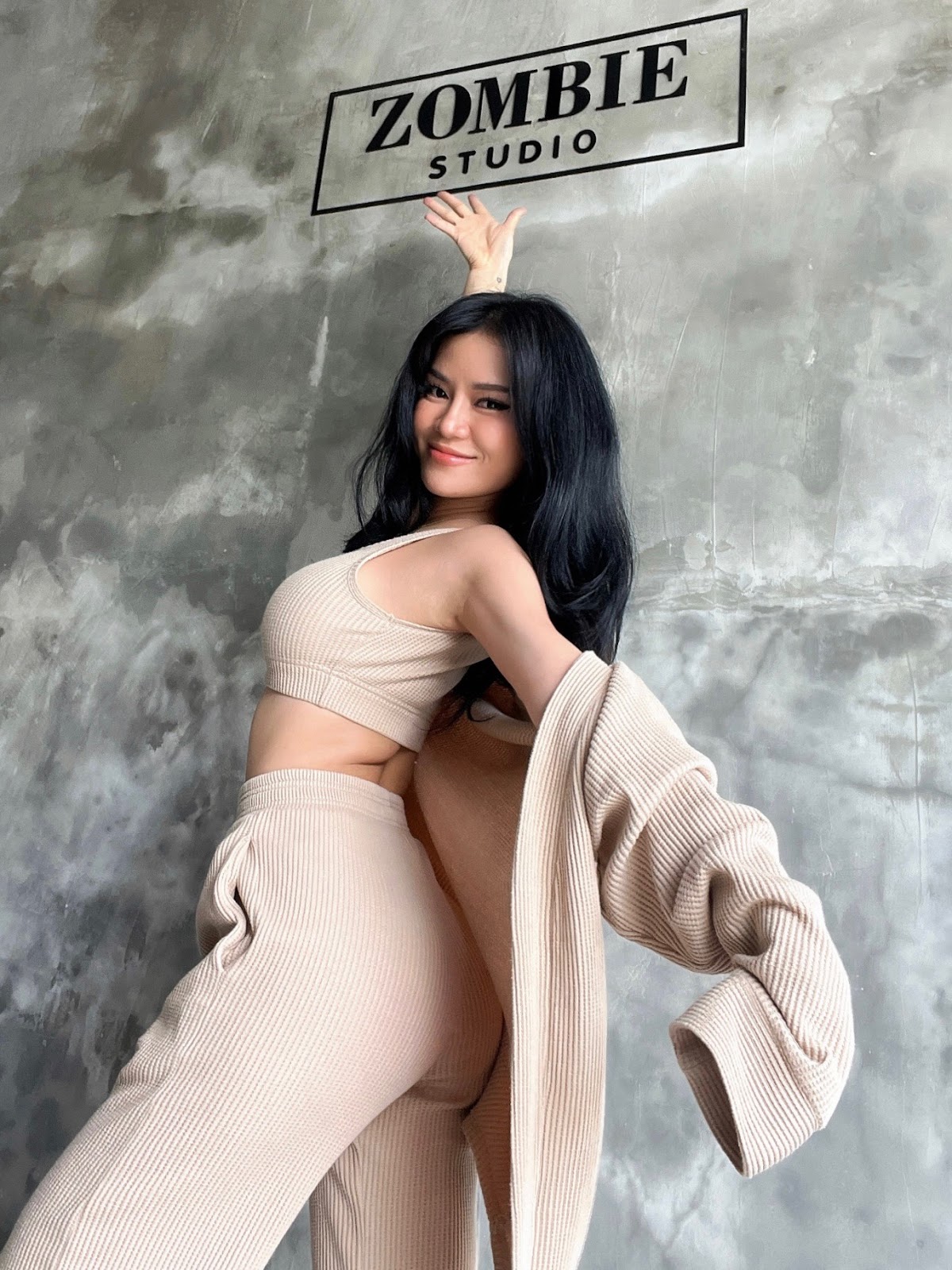 Hình ảnh Blacki năng động, trẻ trung cùng ZOMBIE studio.