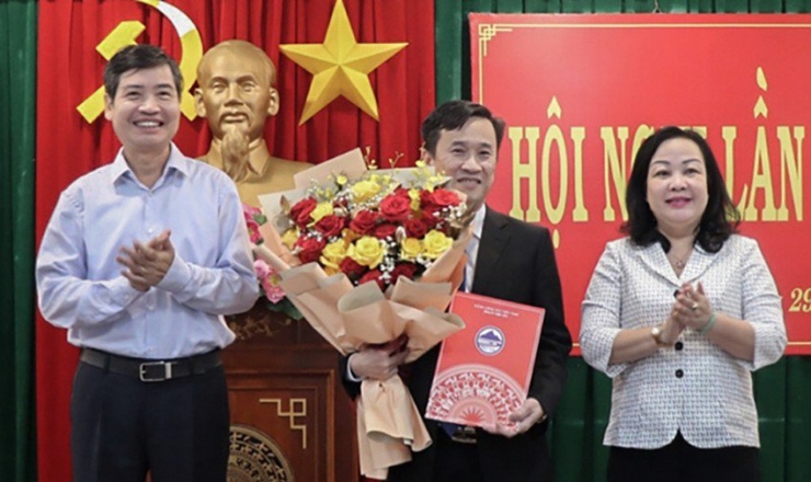 Lãnh đạo UBND tỉnh Phú Yên thay mặt Ban Bí thư trao quyết định và hoa chúc mừng ông Trần Huy Đức (giữa). Ảnh: Báo Phú Yên.
