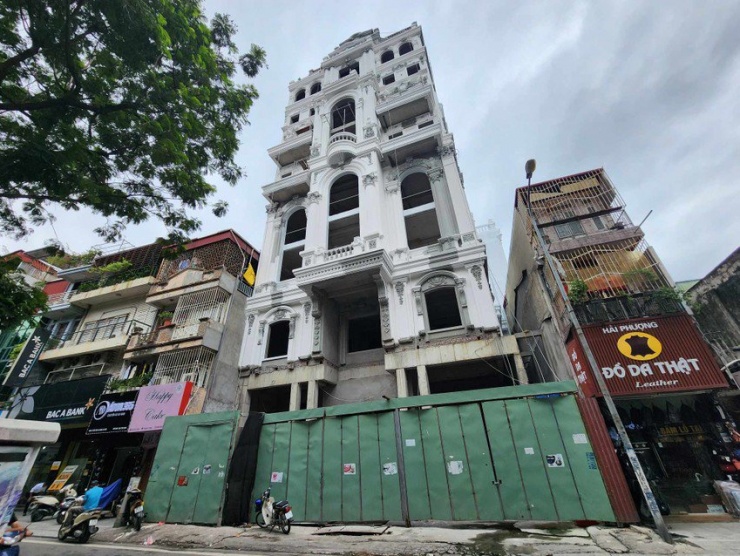 Toà biệt thự khủng xây dựng sai phép ở phố Đội Cấn, quận Ba Đình, Hà Nội (Ảnh: Trọng Phú)