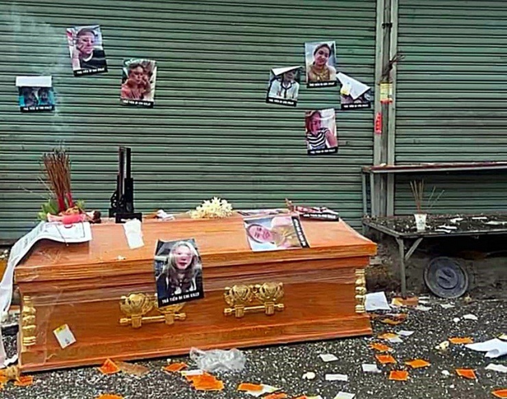 Nhiều con hụi mang cả quan tài, vàng mã đến nhà chủ hụi gây áp lực.