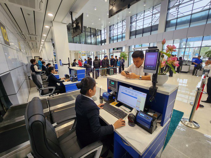 Sân bay Điện Biên có 8 quầy thủ tục, ngoài ra còn có các quầy check-in tự động