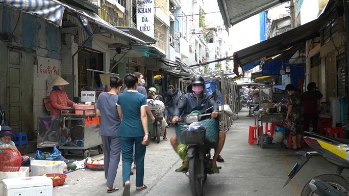 “Chính vì vậy, toàn bộ không gian giao thông trong khu vực được coi như một hệ thống không gian quảng trường công cộng, có dịch vụ hai bên, sẽ tạo thành khu phố chợ rất sầm uất” - báo cáo đánh giá.