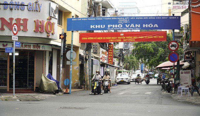 Theo báo cáo, khu vực xung quanh phố chợ Bàn Cờ giới hạn bởi đường Điện Biên Phủ, Cao Thắng, Nguyễn Thị Minh Khai, Lý Thái Tổ. Vì vậy, tỉ lệ thương mại dịch vụ trong khu vực khá cao, chiếm đến khoảng 60%.