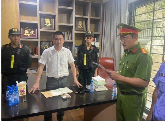 Cơ quan CSĐT Công an tỉnh Đồng Nai phối hợp cùng với Viện Kiểm sát nhân dân tỉnh tổ chức thi hành Lệnh khám xét chỗ ở, nơi làm việc của bị can Nguyễn Khánh Hưng.