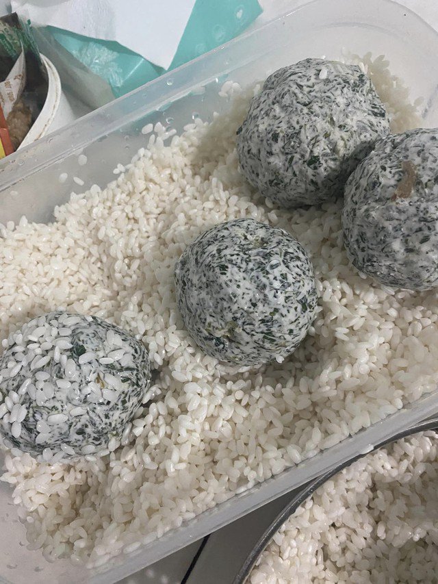 Lăn phần nhân vào gạo nếp