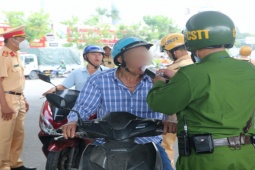 Tin tức trong ngày - Tiếp đối tác về gặp CSGT, tài xế bị phát hiện mắc lỗi nặng, tước bằng lái xe 1 năm