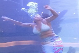 Bạn trẻ - Cuộc sống - Thót tim clip nàng tiên cá suýt gặp nạn khi đang biểu diễn