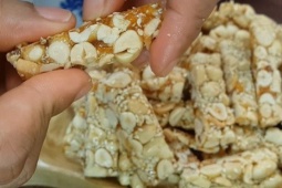 Thị trường - Tiêu dùng - Bánh kẹo truyền thống tự làm 'hot' dịp cuối năm có đảm bảo an toàn thực phẩm?