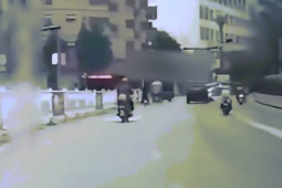 Phi thường - kỳ quặc - Video: Người mẹ bất cẩn đánh rơi con xuống đường nhưng không hề hay biết