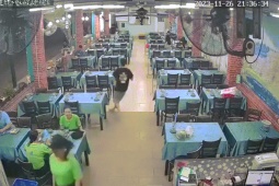 Bạn trẻ - Cuộc sống - Nam nhân viên nhận cái kết "ê chề" sau màn thể hiện ngẫu hứng vừa xoay người vừa bê thức ăn