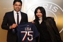 Đời sống Showbiz - Lisa gây sốt với bức ảnh chụp cùng "ông trùm" PSG tại cúp C1