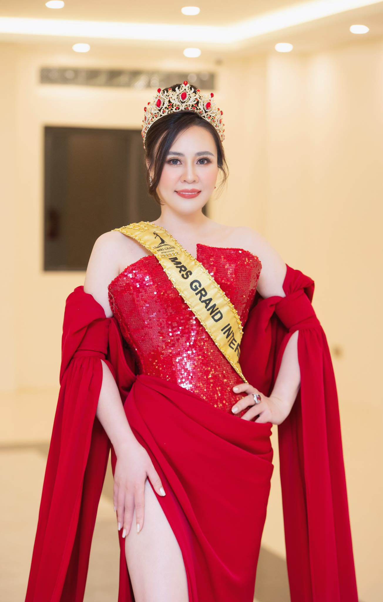 Năm 2022, Phan Kim Oanh đã vượt qua 34 thí sinh trên thế giới để dành ngôi vị cao nhất Hoa hậu Mrs Grand International 2022