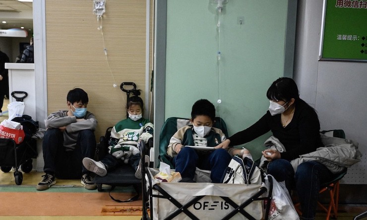 Trẻ em được điều trị tại một bệnh viện ở Bắc Kinh vào ngày 23/11/2023. Ảnh: Hoàn Cầu.