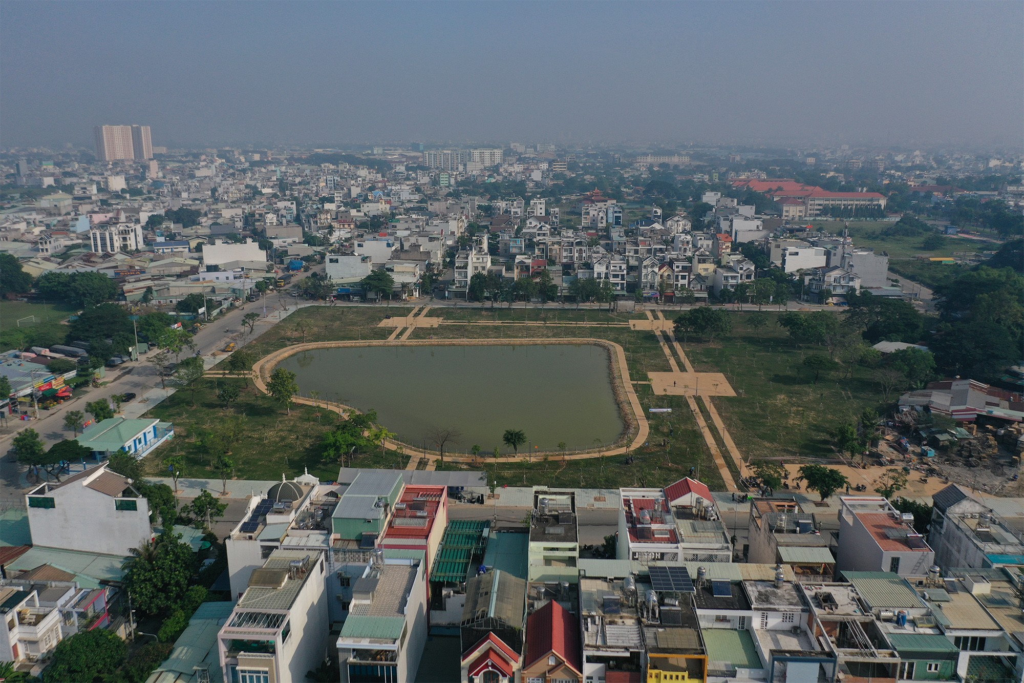 Ngày 30/11, quận Bình Tân, TP.HCM đưa vào sử dụng công viên trung tâm khu dân cư Vĩnh Lộc, phường Bình Hưng Hoà B phục vụ người dân sau hơn 6 tháng xây dựng. Ông Vũ Chí Kiên, Phó chủ tịch quận Bình Tân cho biết, toàn công trình nằm trên khu đất rộng 5,8ha, là khu công viên lớn nhất được đầu tư xây dựng từ trước đến nay trên địa bàn quận.