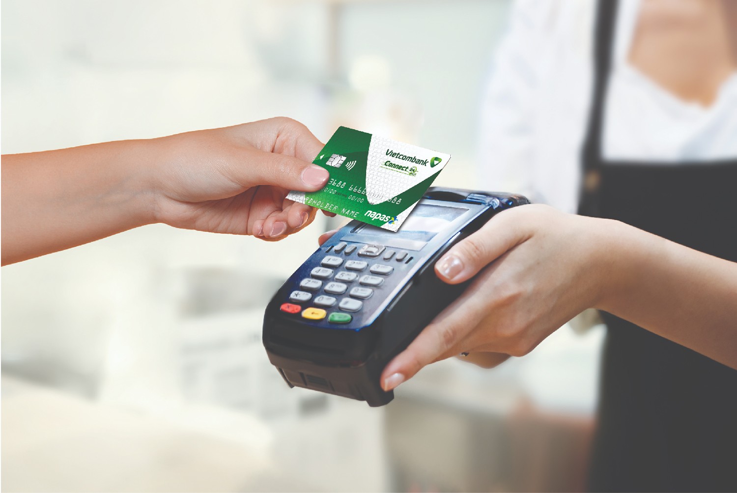 Thẻ Vietcombank Chip Contactless - Đổi mới thanh toán, chạm để cảm nhận - 2